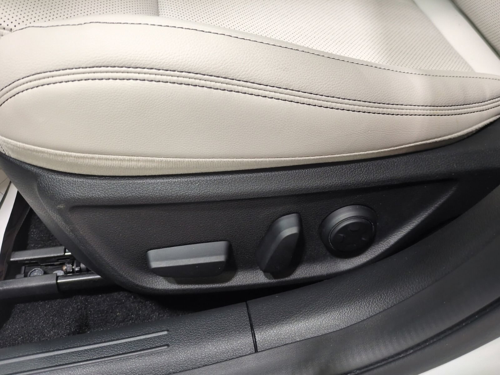Used 2025 Genesis G70 2.5T AWD/4WD image 18