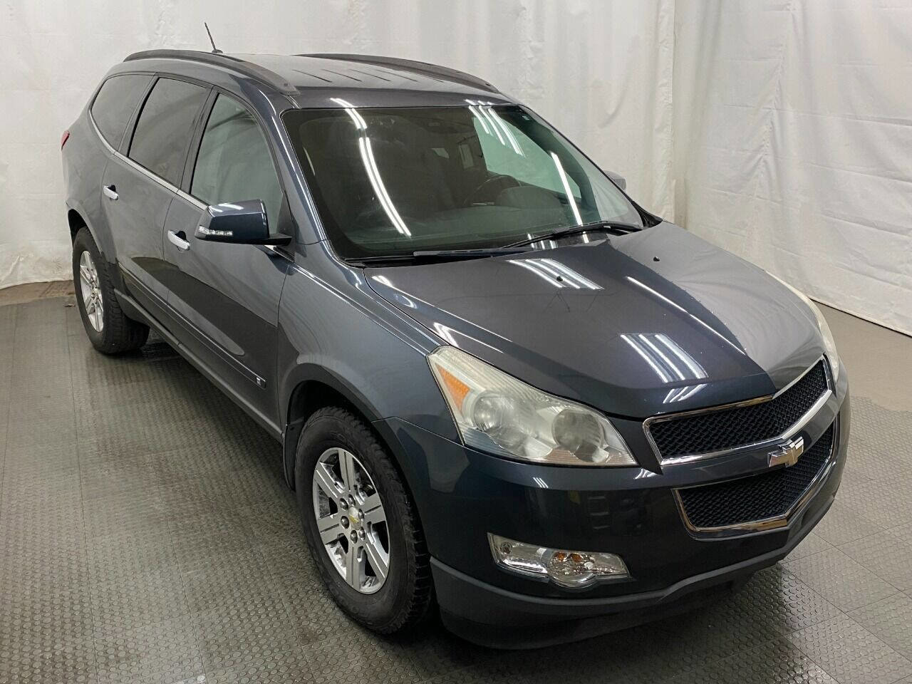 Used 2010 Chevrolet Traverse LT image 2
