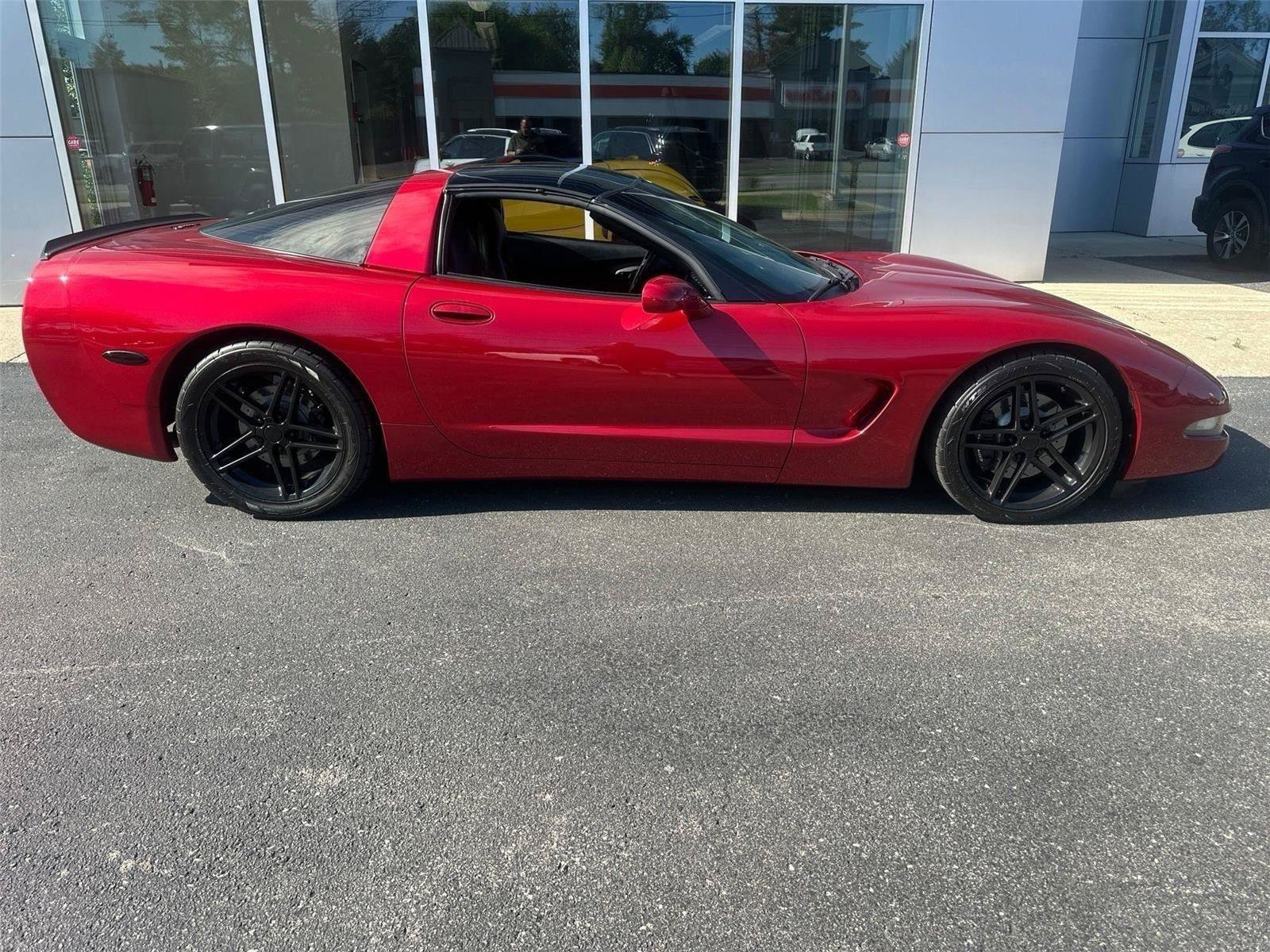 Used 2004 Chevrolet Corvette Coupe w/ Preferred Equipment Group RWD image 4