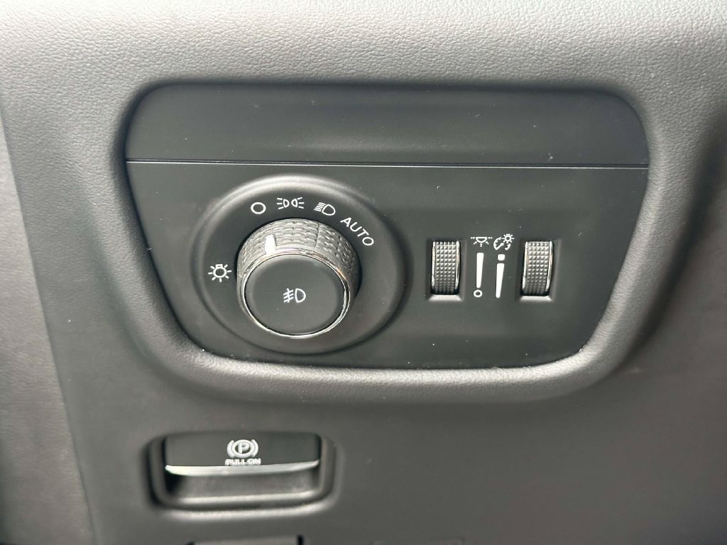 Used 2023 Jeep Grand Cherokee L Summit AWD/4WD image 32