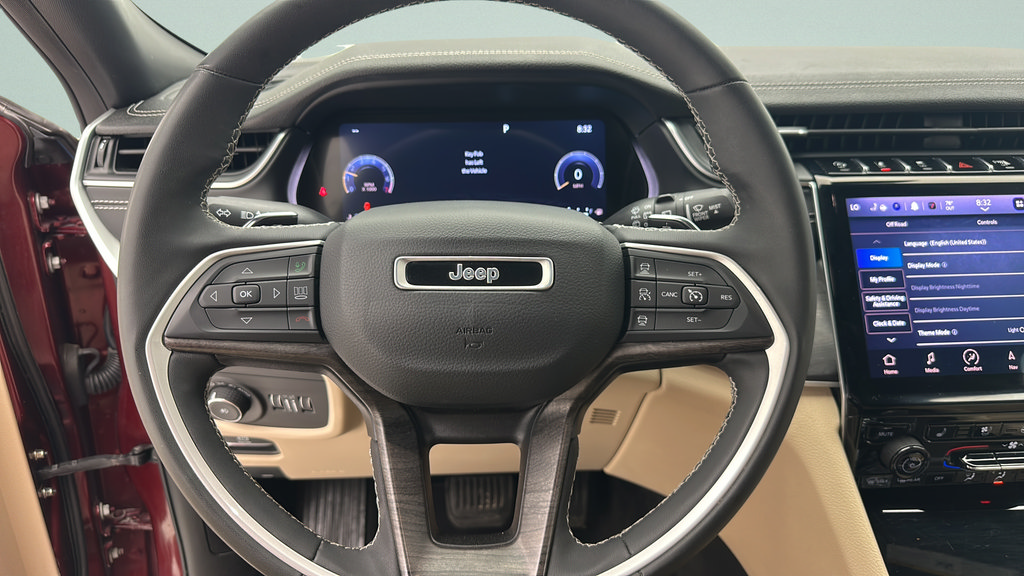 Used 2023 Jeep Grand Cherokee Limited w/ Luxury Tech Group II AWD/4WD image 16
