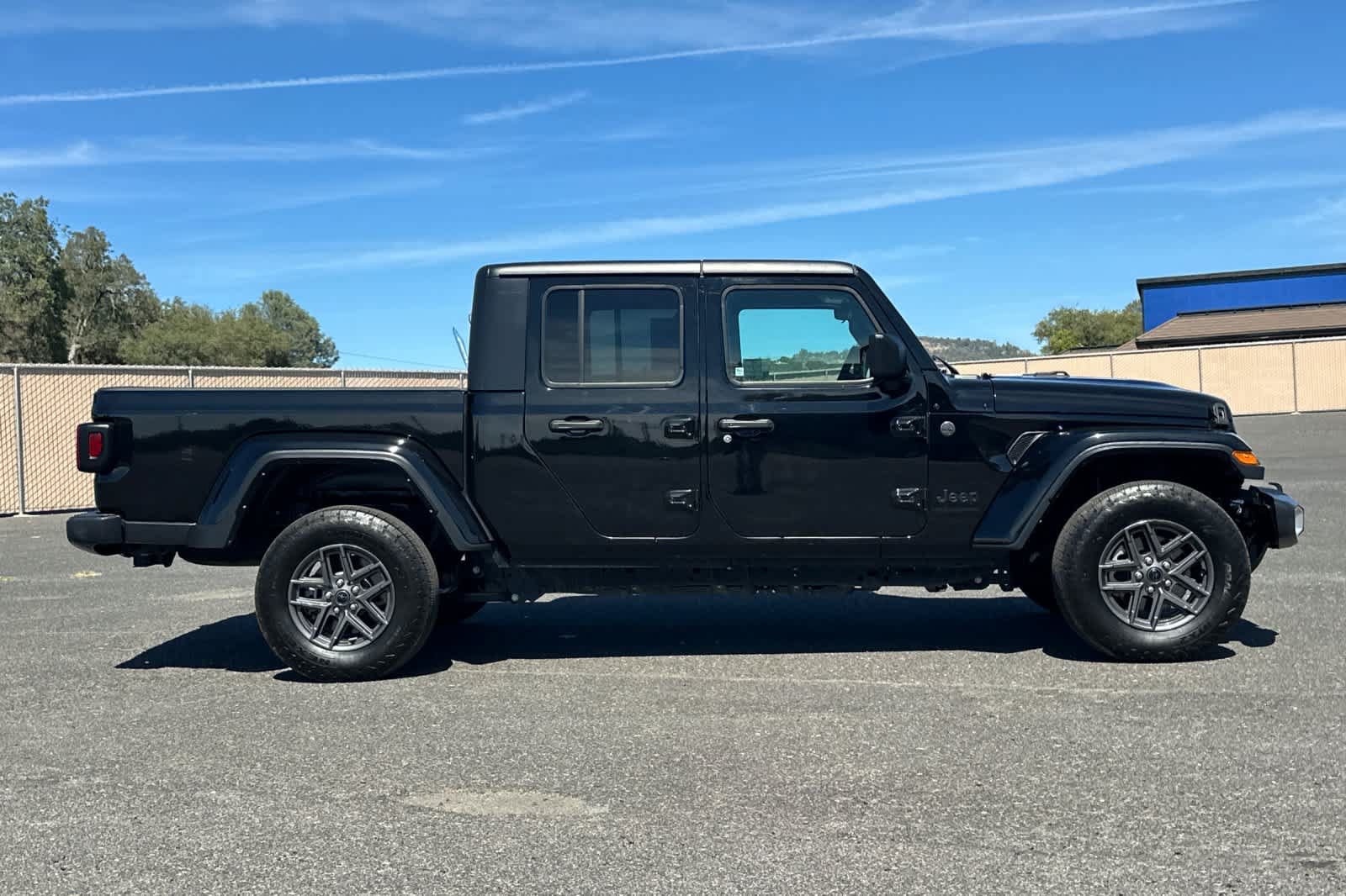 Used 2024 Jeep Gladiator Sport AWD/4WD image 2