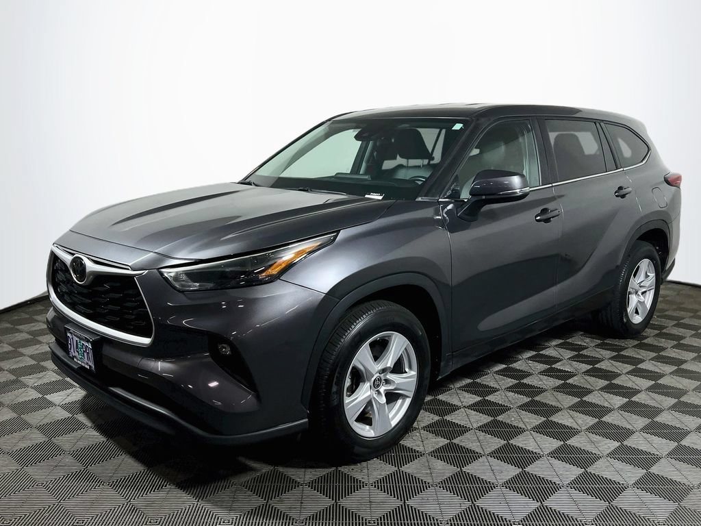 Used 2023 Toyota Highlander LE FWD image 3