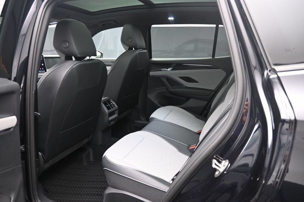 New 2026 Volkswagen Tiguan SE R-Line FWD image 23