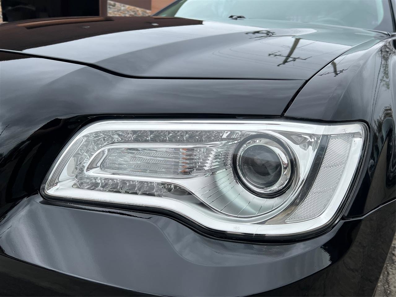 Used 2018 Chrysler 300 Touring RWD image 17