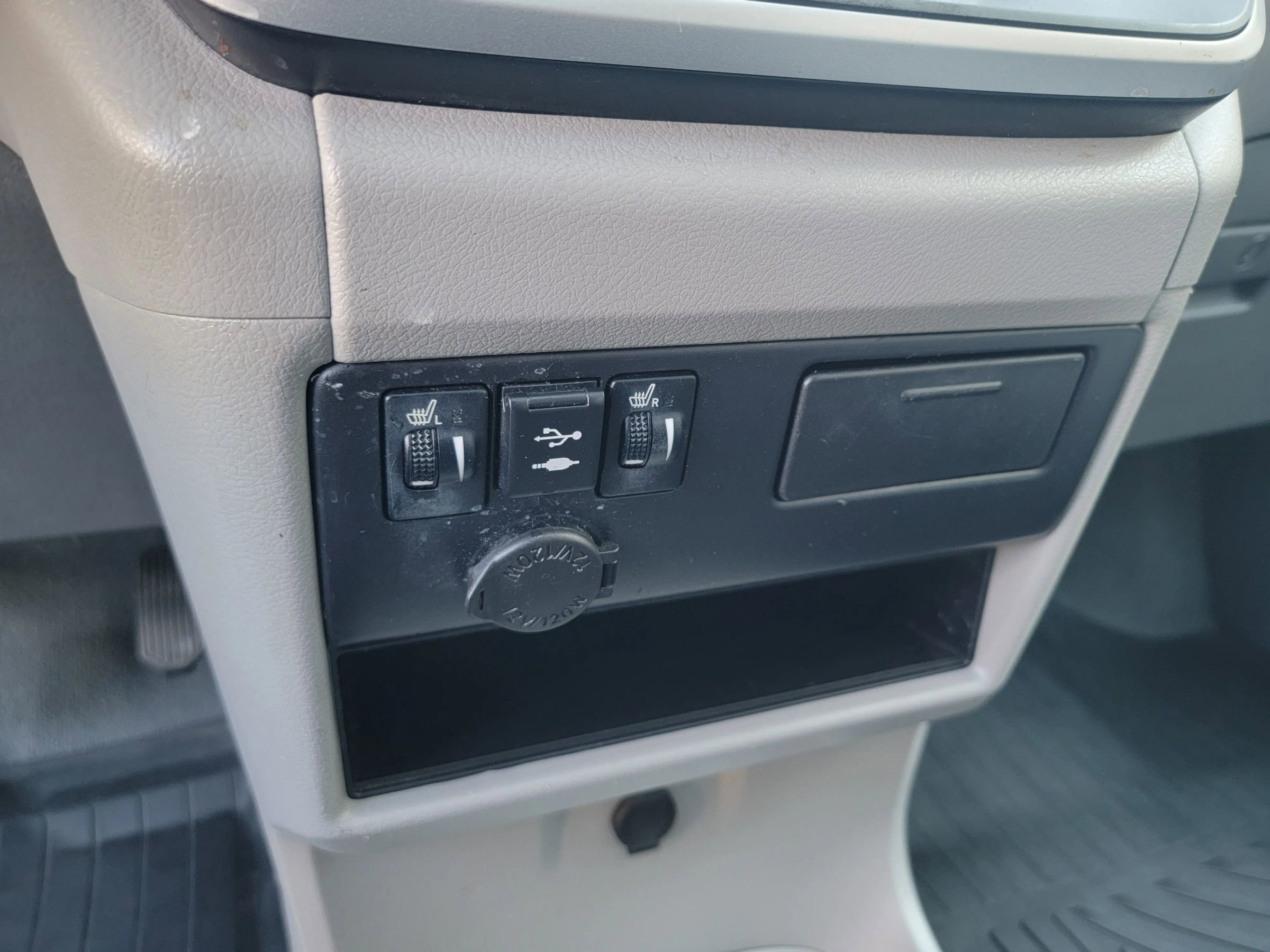 Used 2020 Toyota Sienna XLE w/ XLE Navigation Package AWD/4WD image 21
