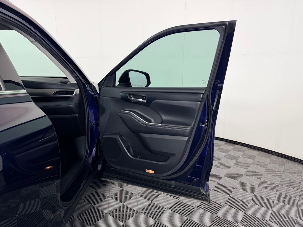 Used 2021 Toyota Highlander XLE image 34