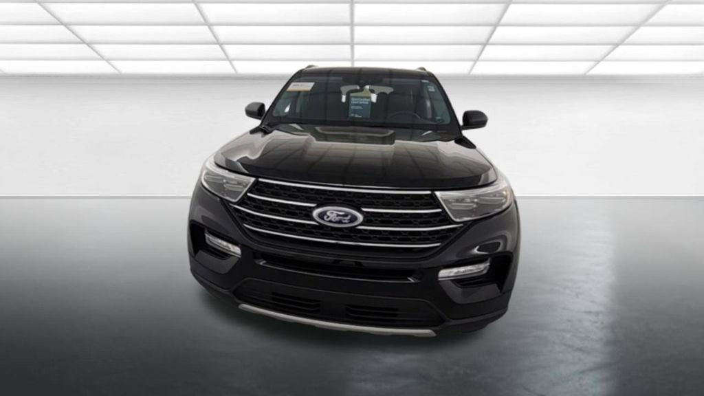 Used 2024 Ford Explorer XLT w/ Equipment Group 202A AWD/4WD image 2
