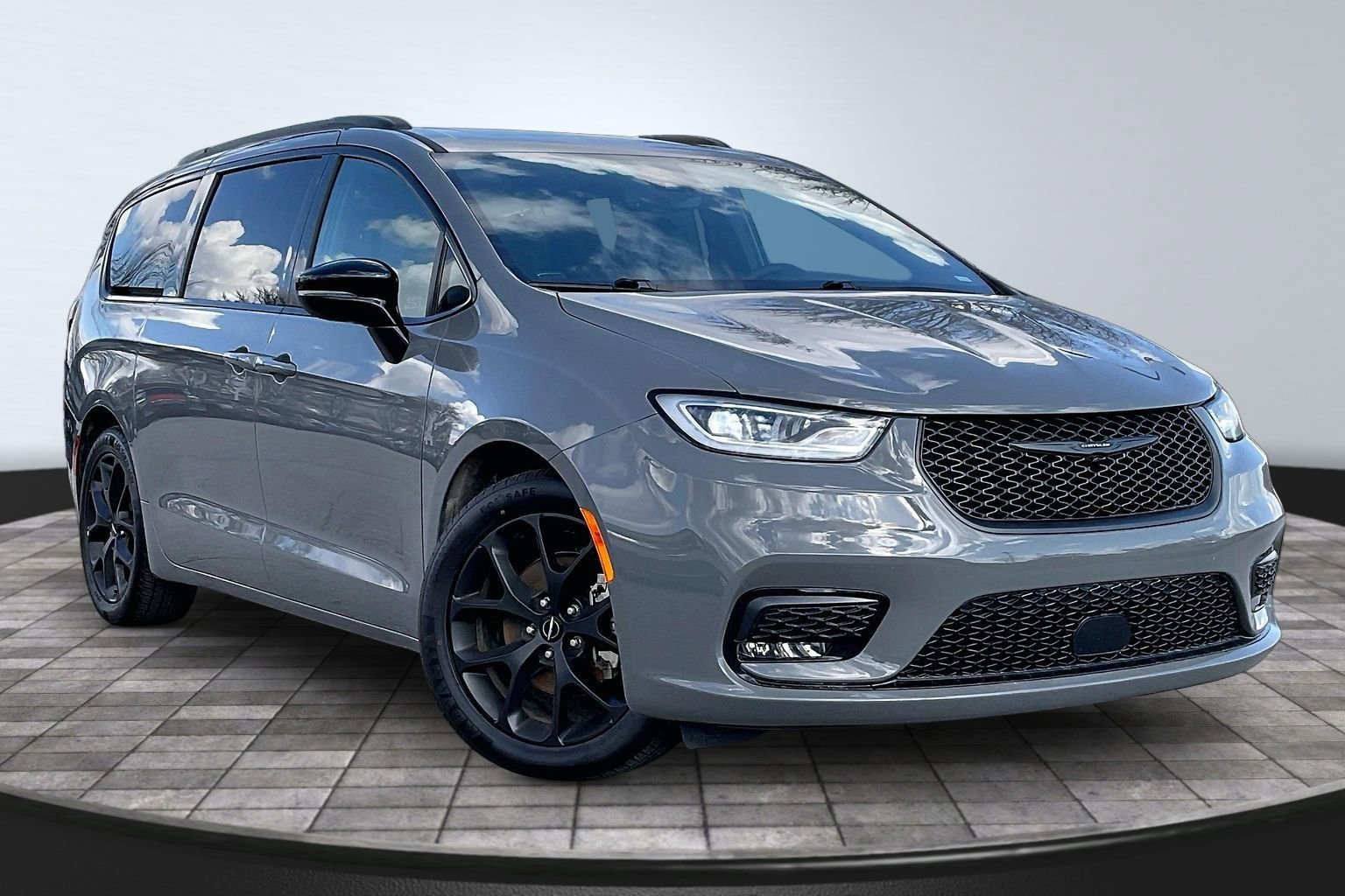 Used 2025 Chrysler Pacifica Limited image 10