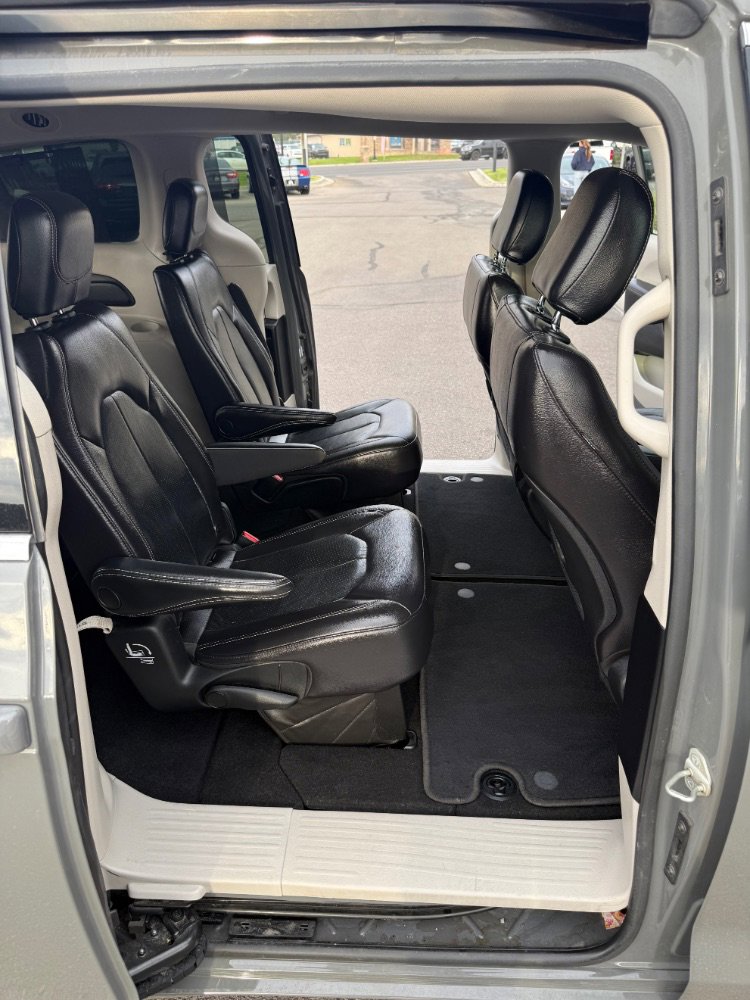 Used 2022 Chrysler Pacifica Touring-L image 10