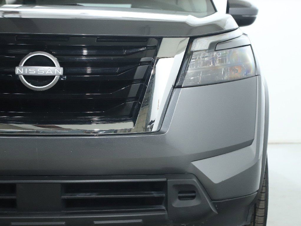 Used 2025 Nissan Pathfinder SV image 8