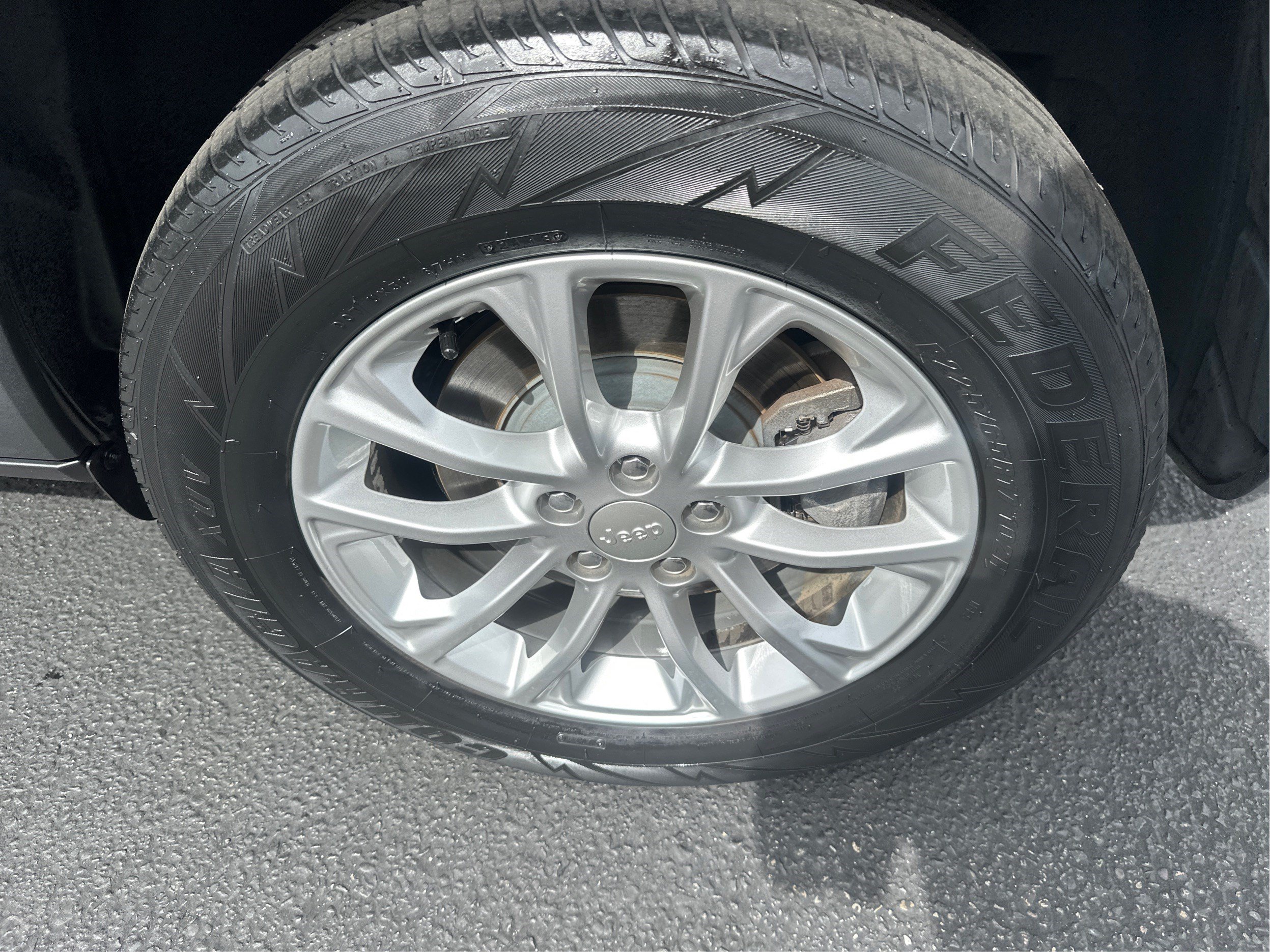 Used 2019 Jeep Cherokee Latitude w/ Cold Weather Group AWD/4WD image 26