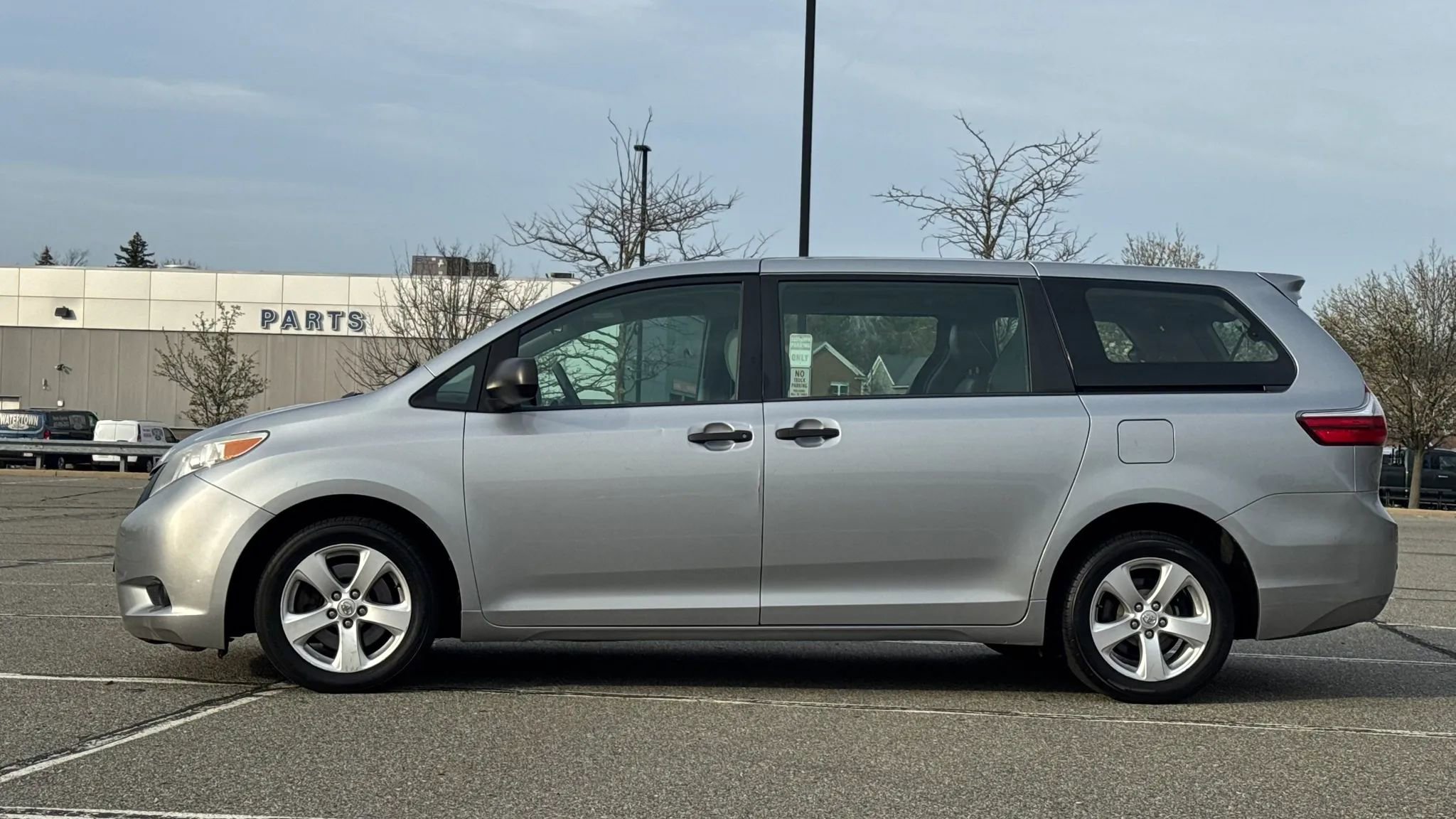 Used 2015 Toyota Sienna L FWD image 1