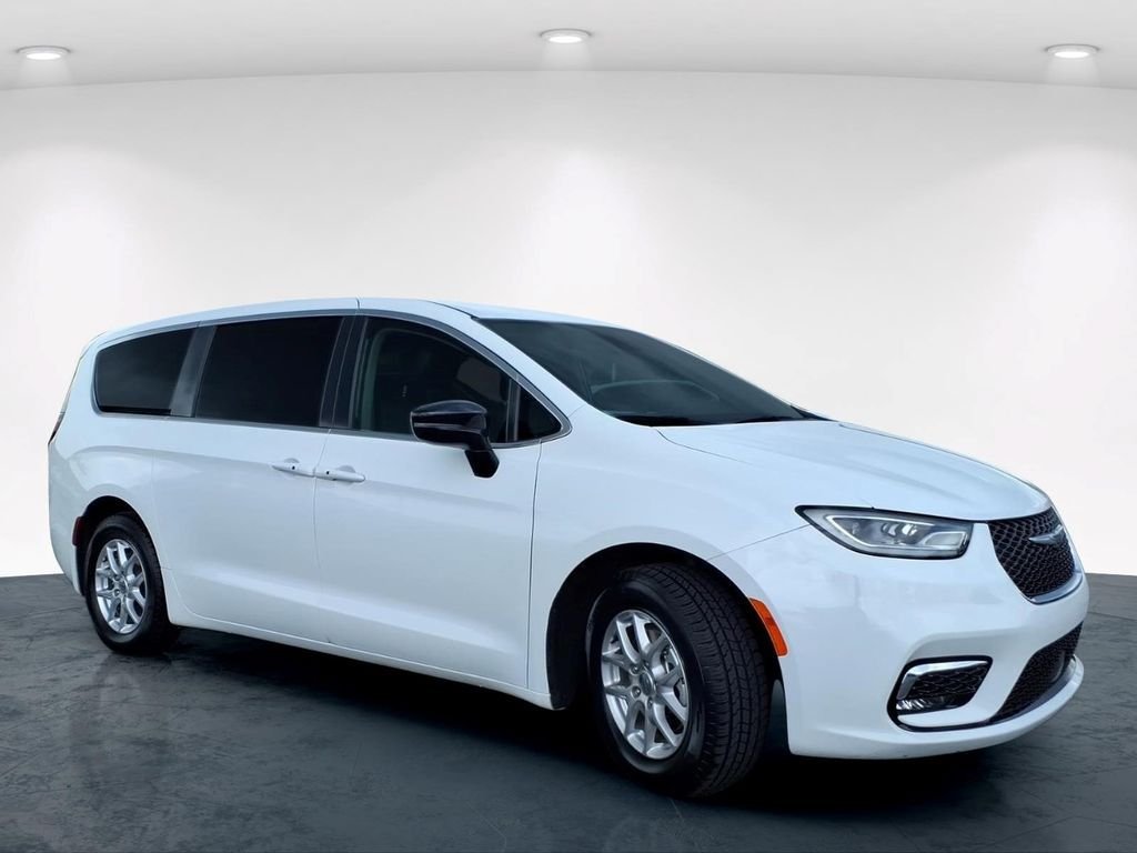 Used 2024 Chrysler Pacifica Touring-L FWD image 4