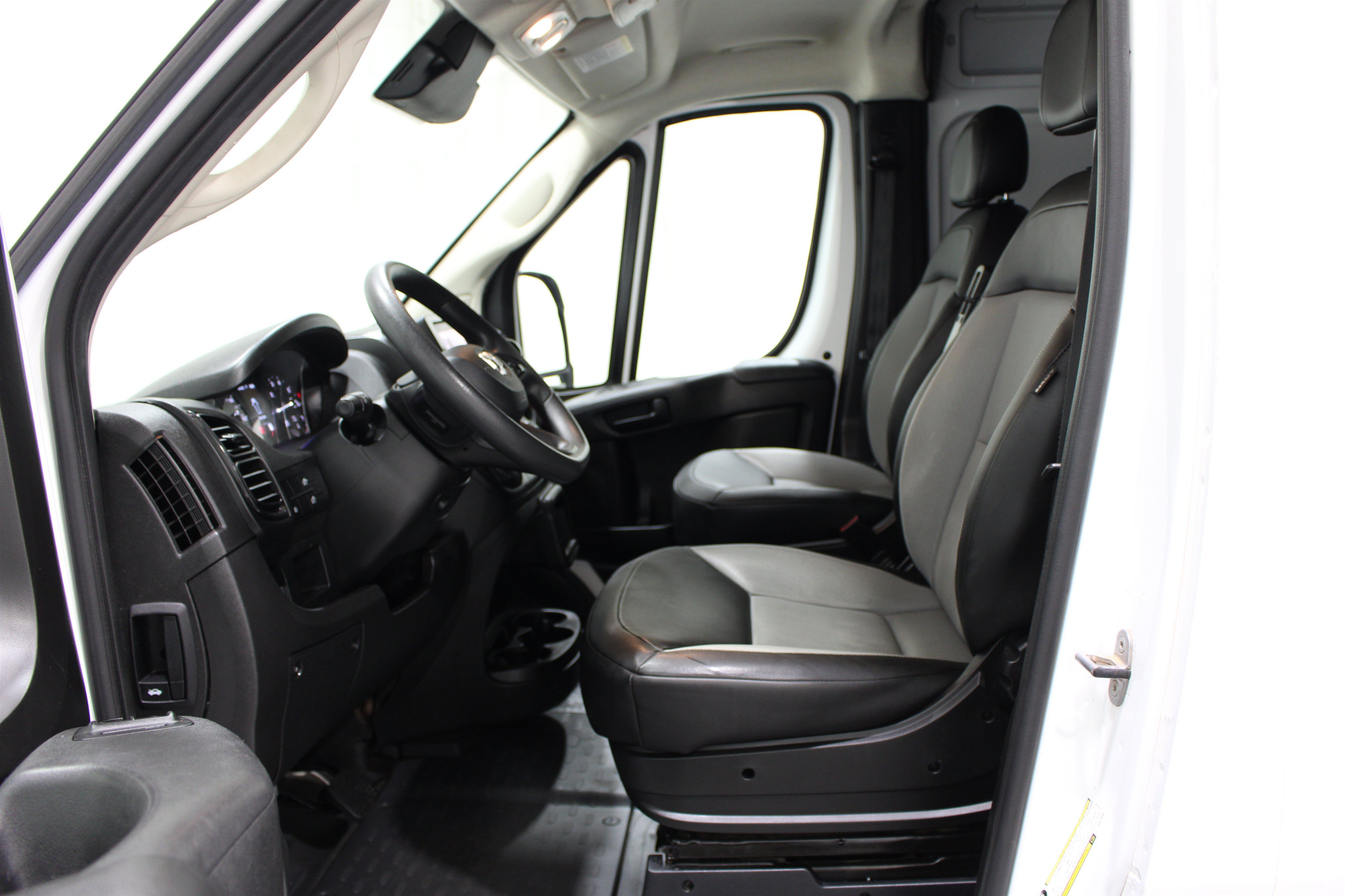 Used 2025 RAM ProMaster 2500 w/ Convenience Group FWD image 3