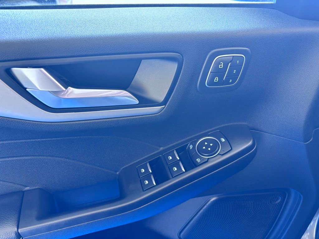 Used 2022 Ford Escape SEL w/ Technology Package image 17