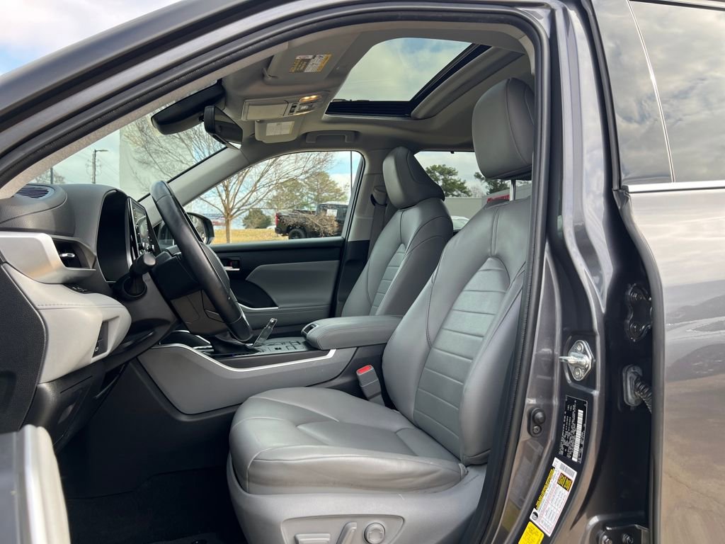 Used 2022 Toyota Highlander XLE AWD/4WD image 10