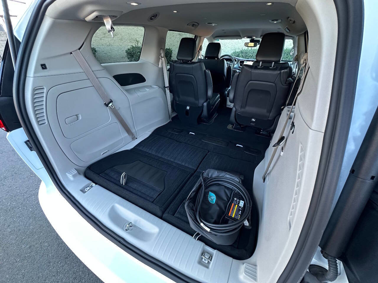 Used 2024 Chrysler Pacifica Limited FWD image 38