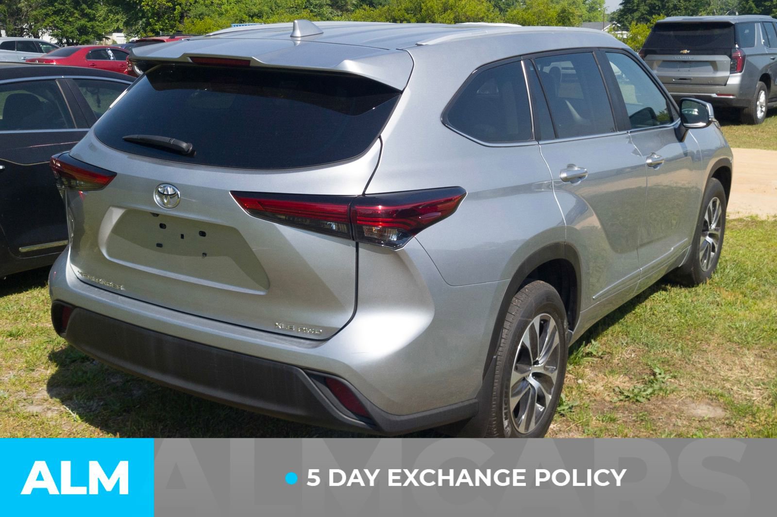Used 2023 Toyota Highlander XLE AWD/4WD image 4