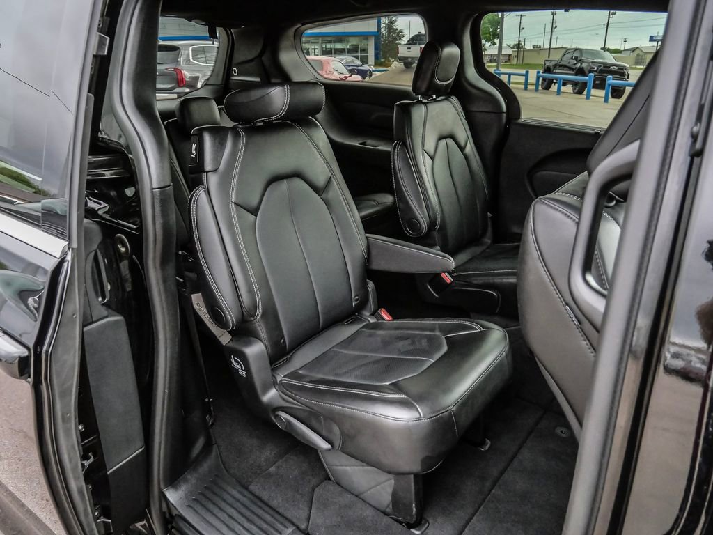 Used 2025 Chrysler Pacifica Select image 15
