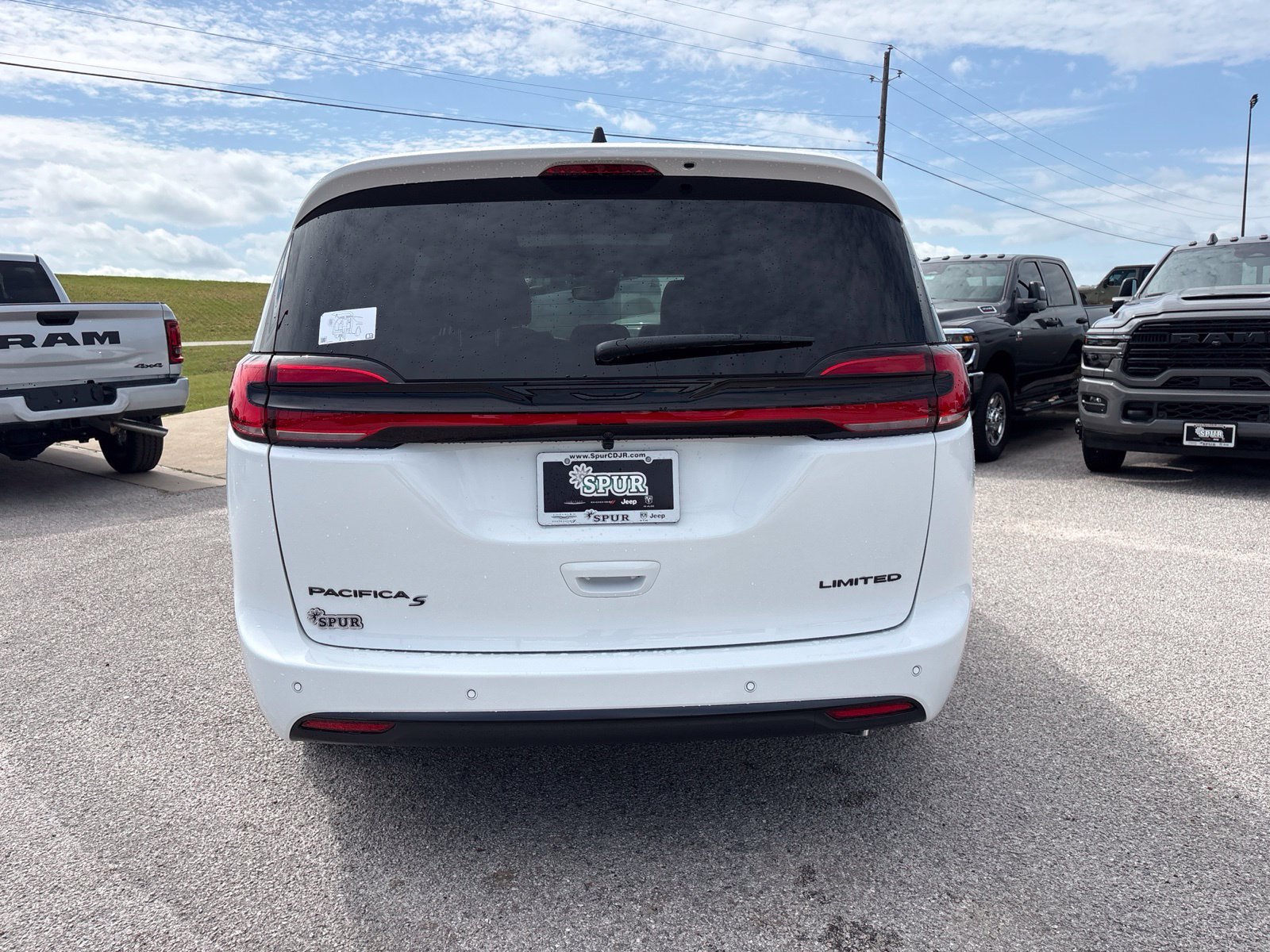 New 2027 Chrysler Pacifica Limited FWD image 5