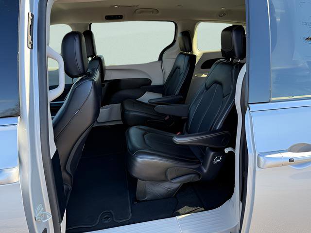 Used 2024 Chrysler Pacifica Touring-L FWD image 5