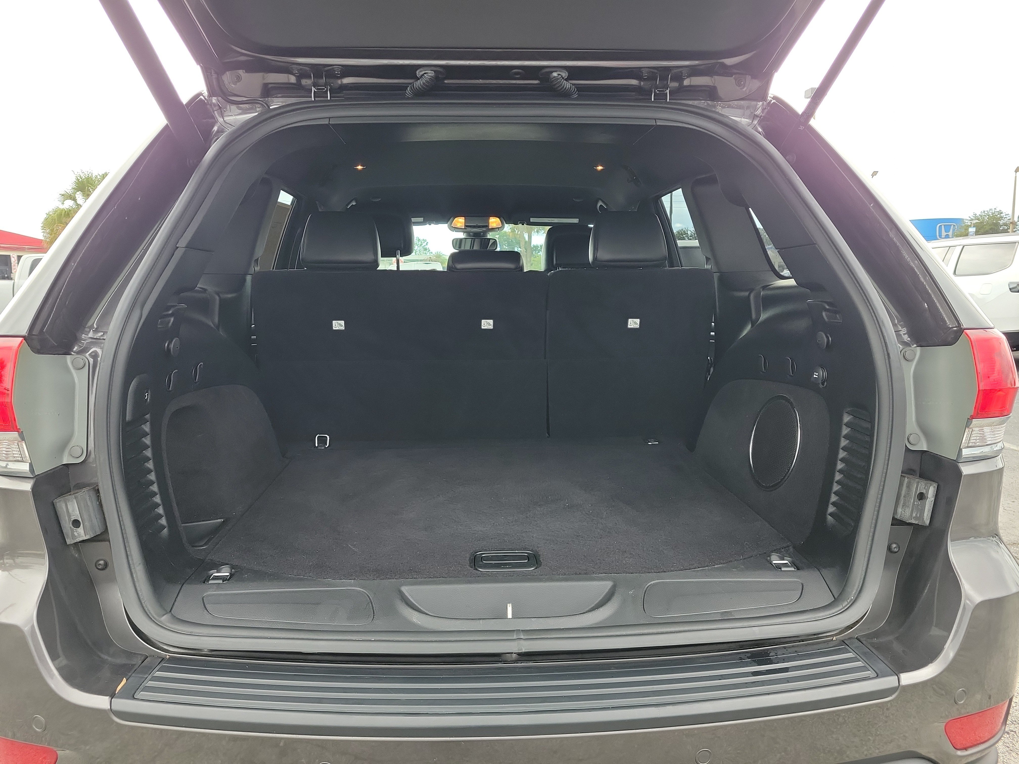 Used 2019 Jeep Grand Cherokee Laredo w/ Laredo X Package RWD image 12