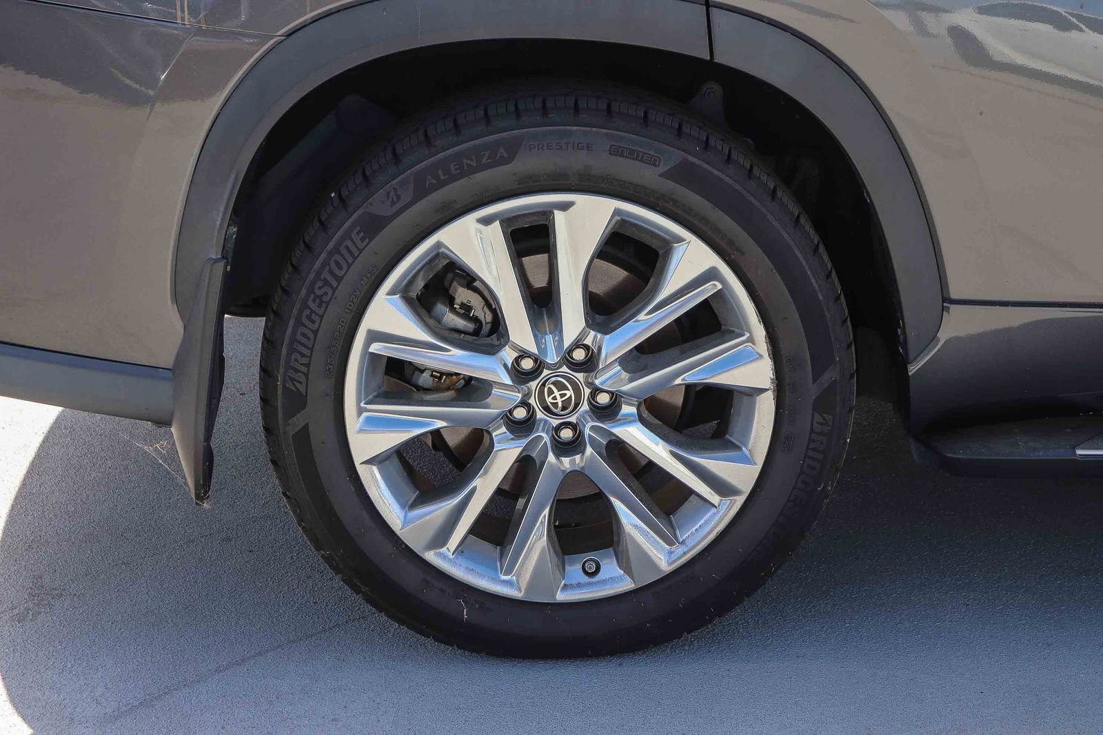 Used 2022 Toyota Highlander Limited AWD/4WD image 2