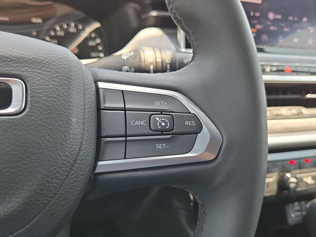 Used 2025 Jeep Compass Latitude w/ Sun & Sound Group AWD/4WD image 21