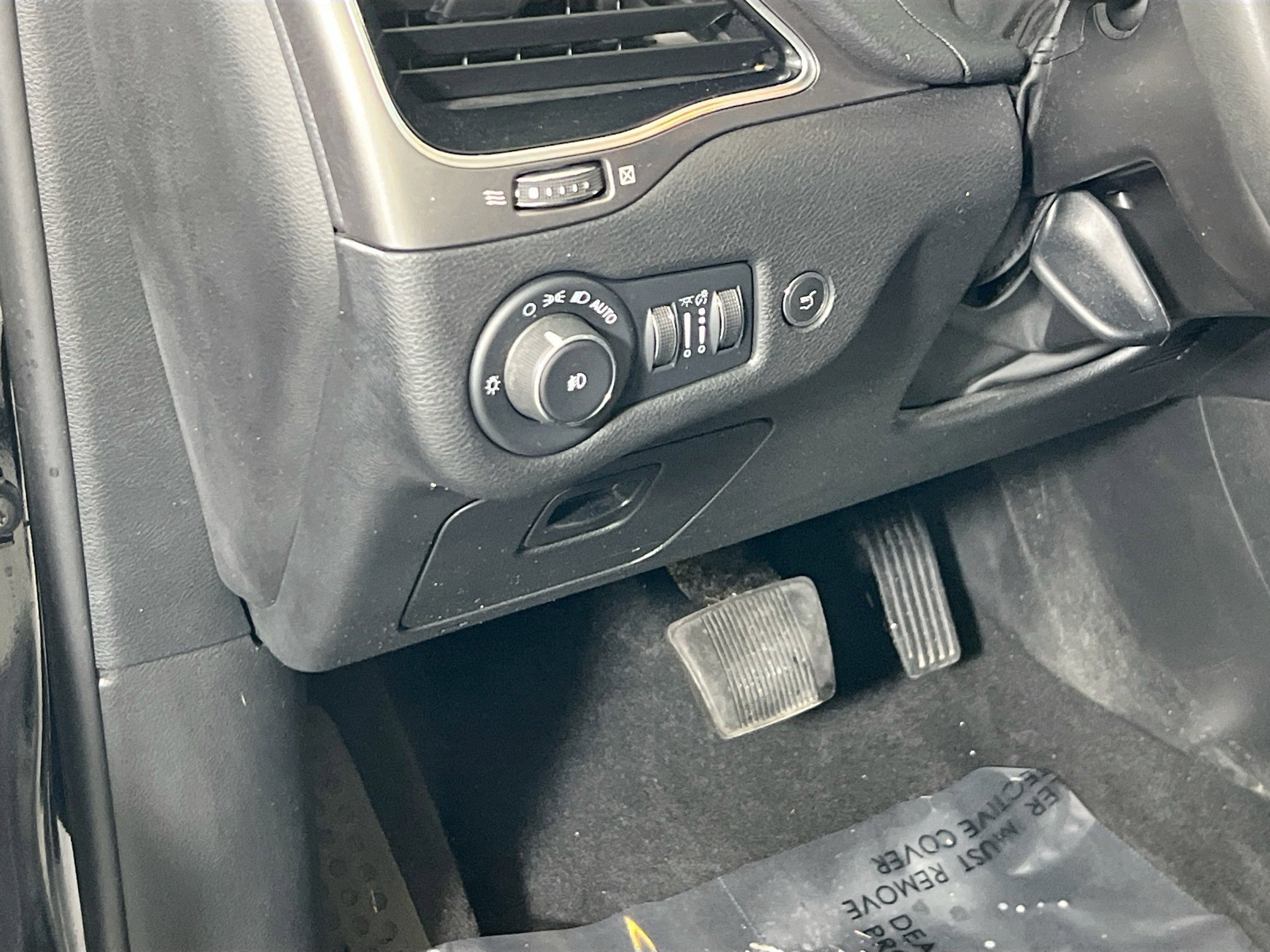 Used 2022 Jeep Cherokee Limited image 10