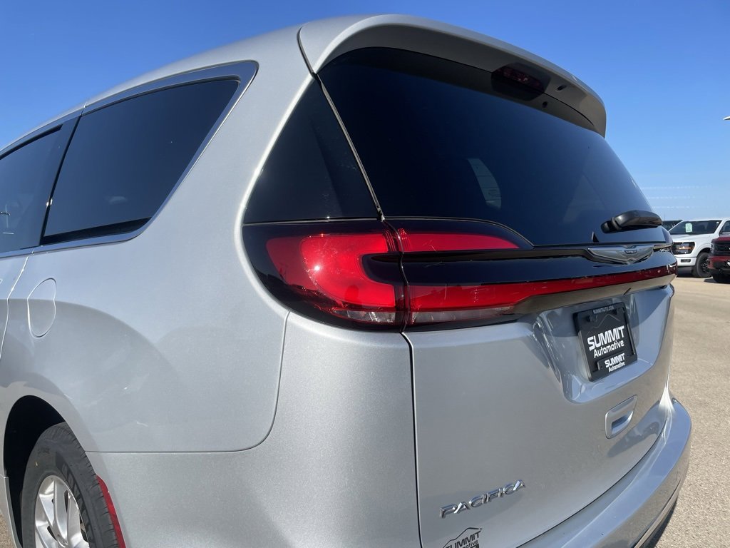 Used 2024 Chrysler Pacifica Touring-L image 30