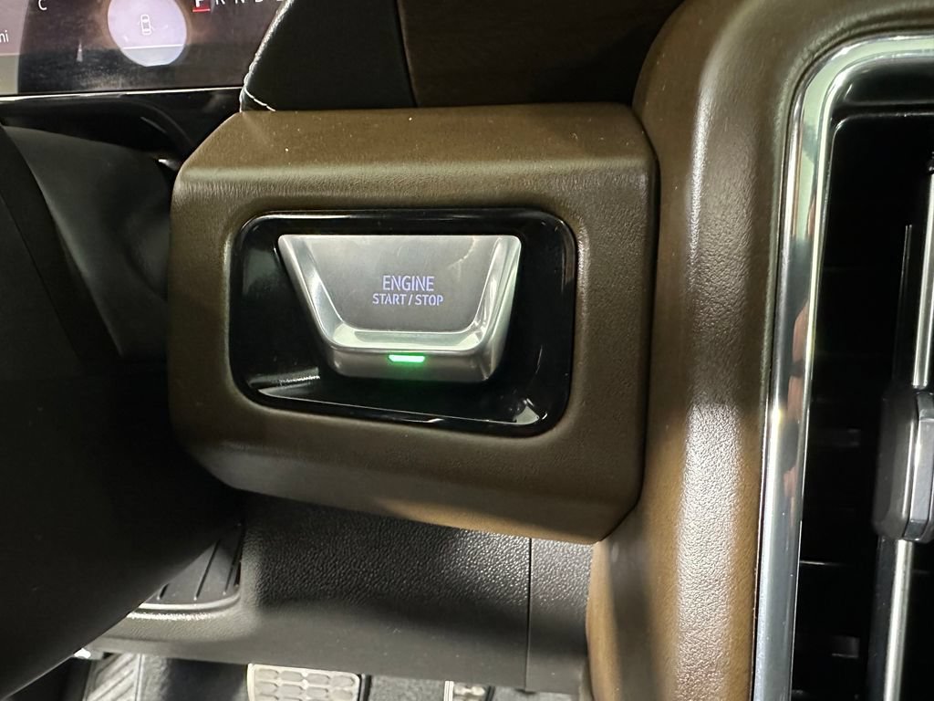 Used 2025 GMC Yukon Denali Ultimate AWD/4WD image 16