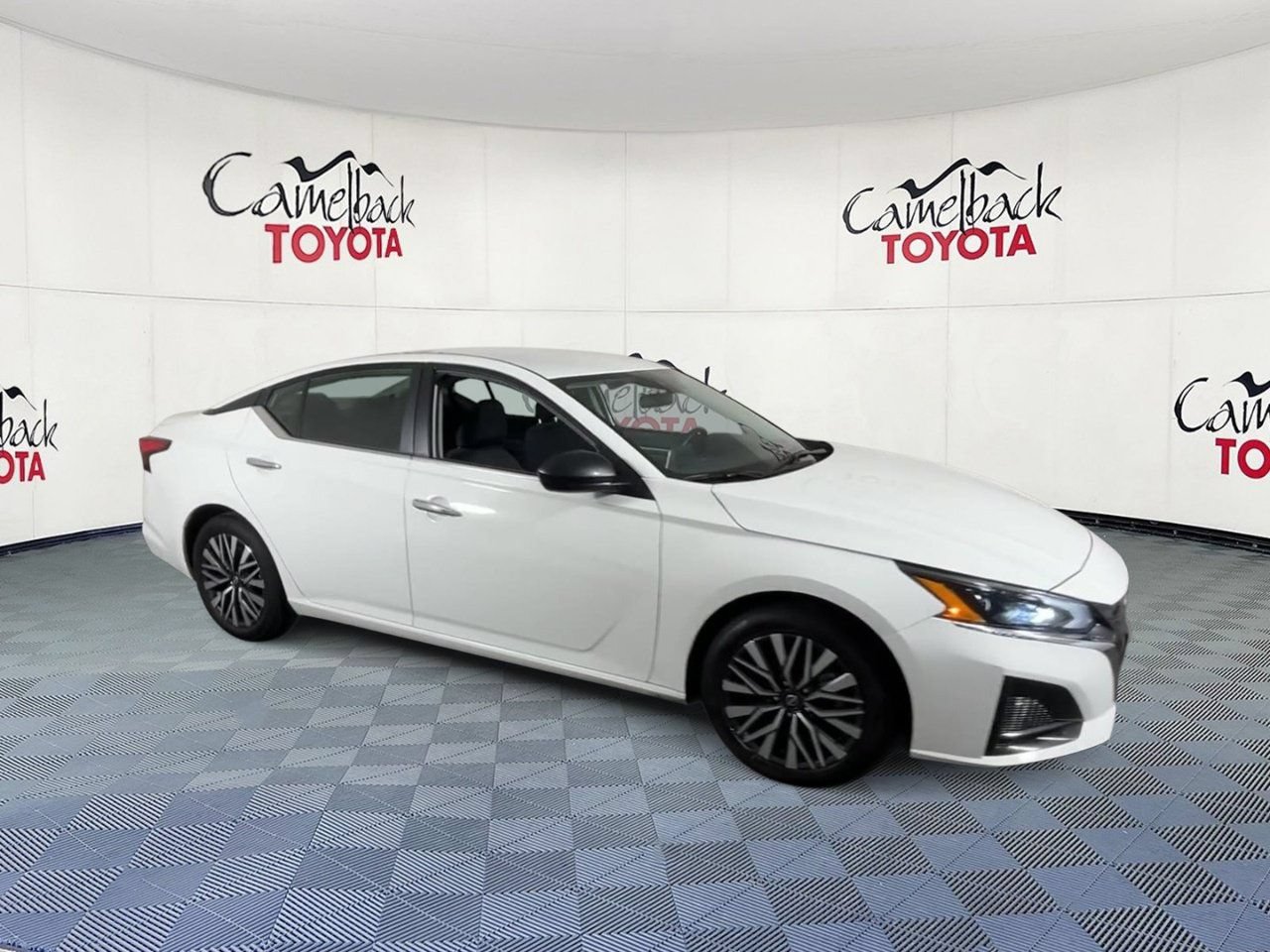 Used 2025 Nissan Altima 2.5 SV FWD image 2