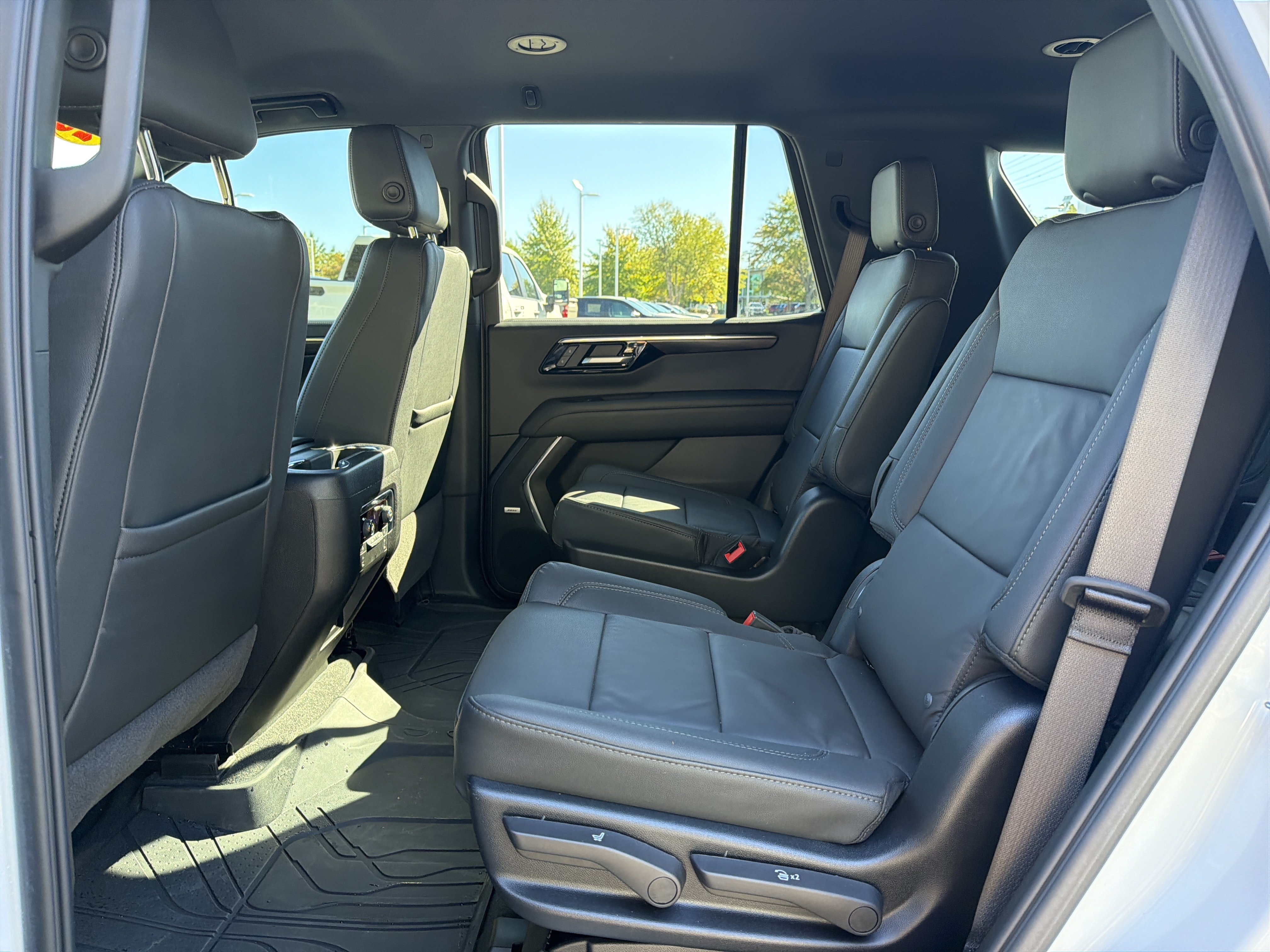 Used 2026 Chevrolet Tahoe LT w/ Comfort Package AWD/4WD image 32