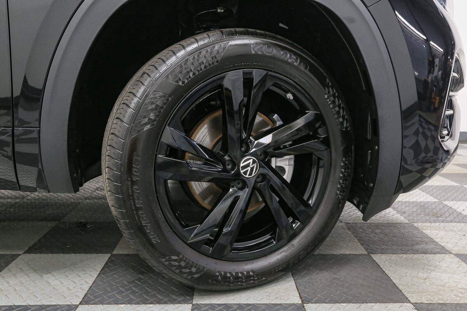 Certified 2026 Volkswagen Atlas Cross Sport SEL R-Line AWD/4WD image 19