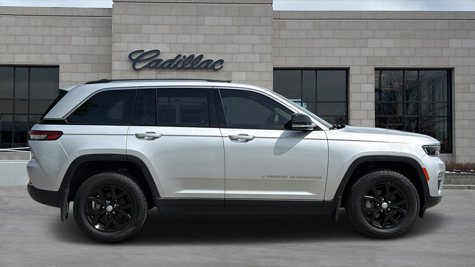 Used 2022 Jeep Grand Cherokee Limited AWD/4WD image 2