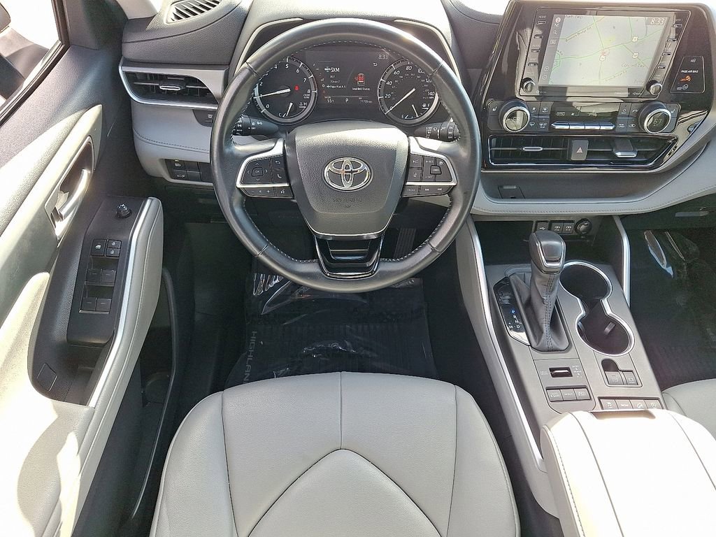 Used 2020 Toyota Highlander XLE AWD/4WD image 11