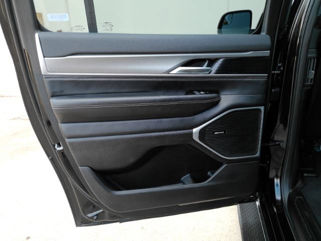 Used 2025 Jeep Wagoneer L Series II AWD/4WD image 18