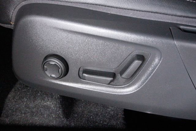 Certified 2025 Volvo XC40 B5 Core image 19