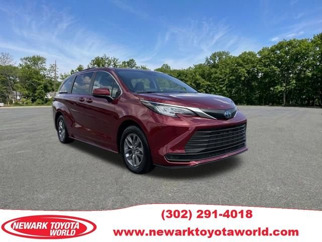 Used 2023 Toyota Sienna LE AWD/4WD image 1
