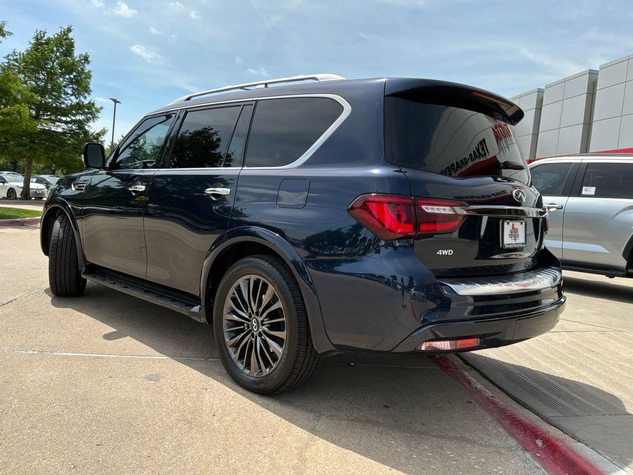 Used 2023 INFINITI QX80 Premium Select w/ Cargo Package AWD/4WD image 8