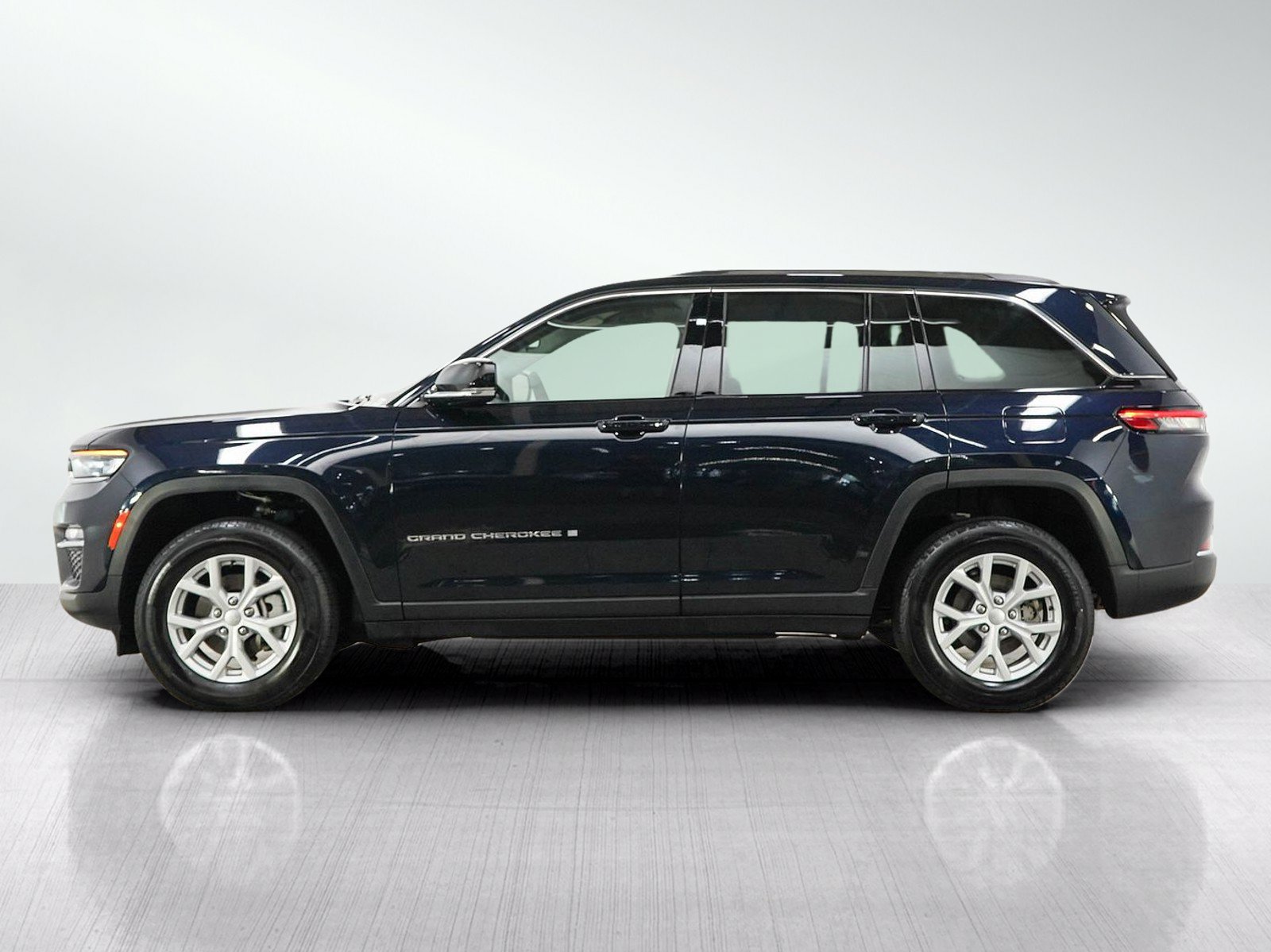 Used 2023 Jeep Grand Cherokee Limited w/ Trailer Tow Prep Group (B) AWD/4WD image 3