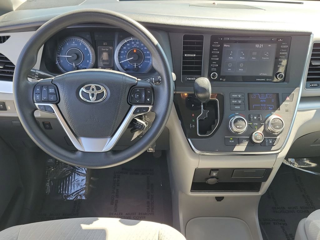Used 2018 Toyota Sienna LE w/ Carpet Mat Package image 11