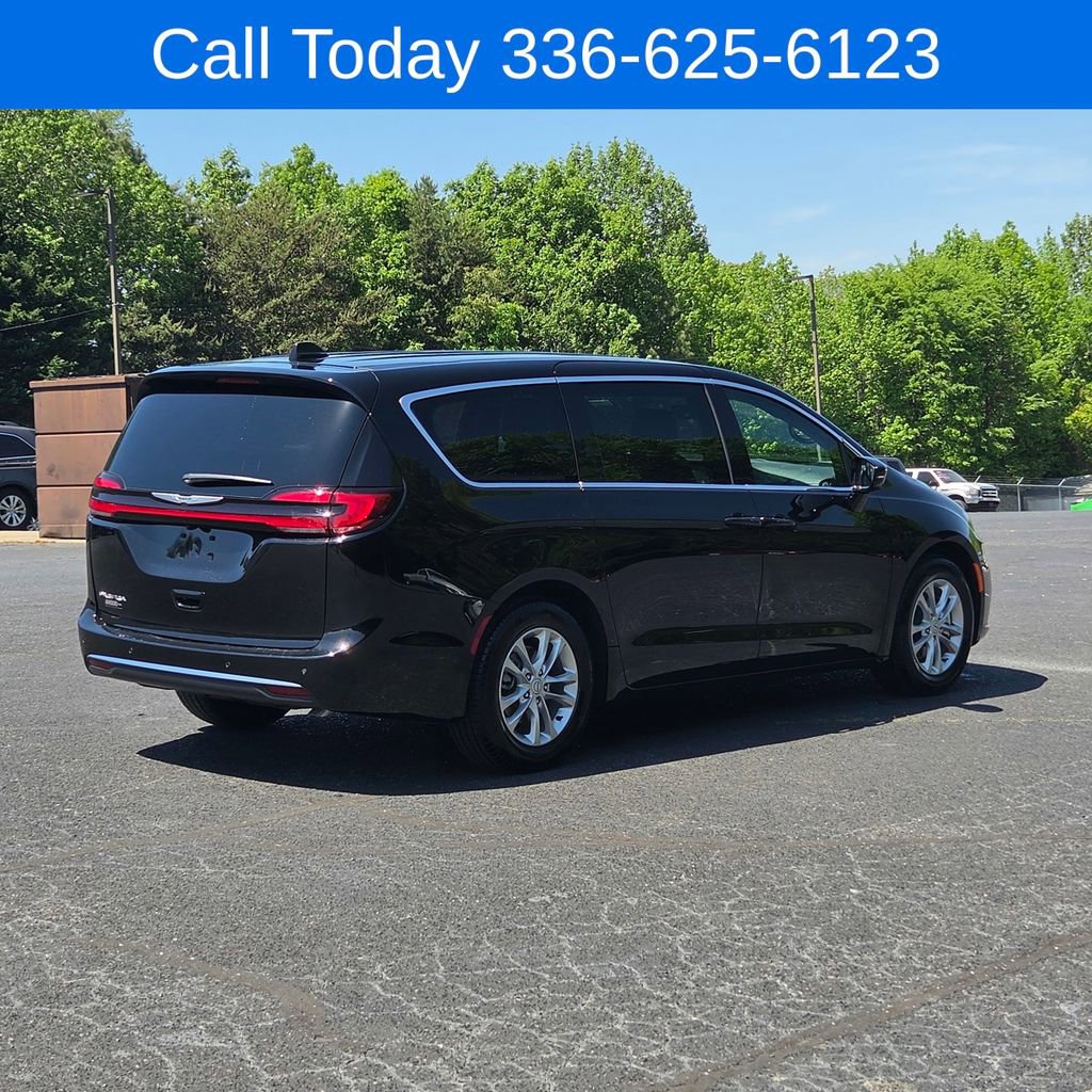 New 2026 Chrysler Pacifica Select FWD image 10