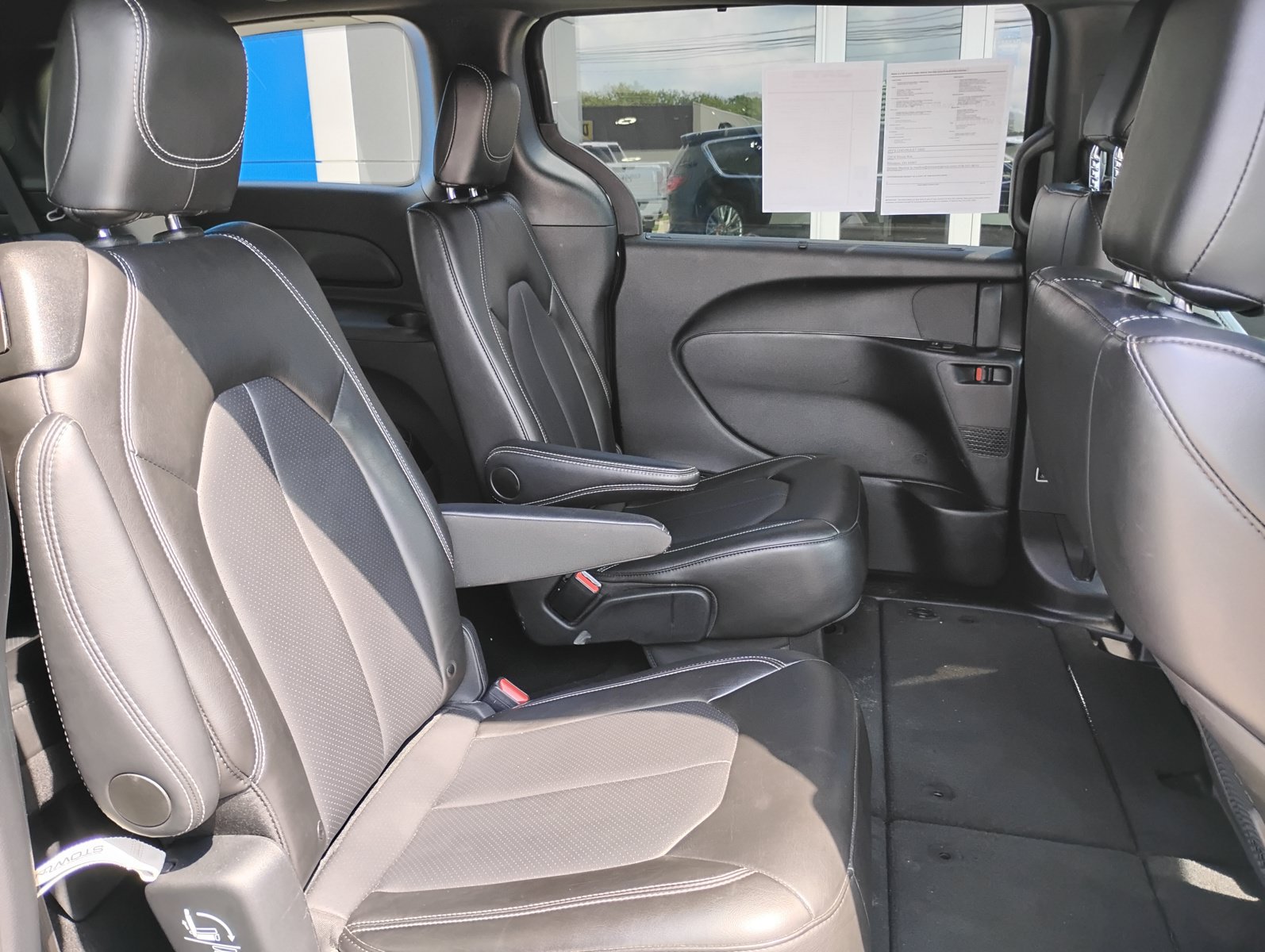 Used 2025 Chrysler Pacifica Select FWD image 28