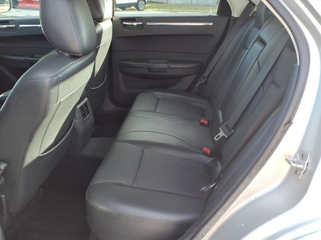 Used 2010 Chrysler 300 Touring w/ Comfort/Convenience Group image 7