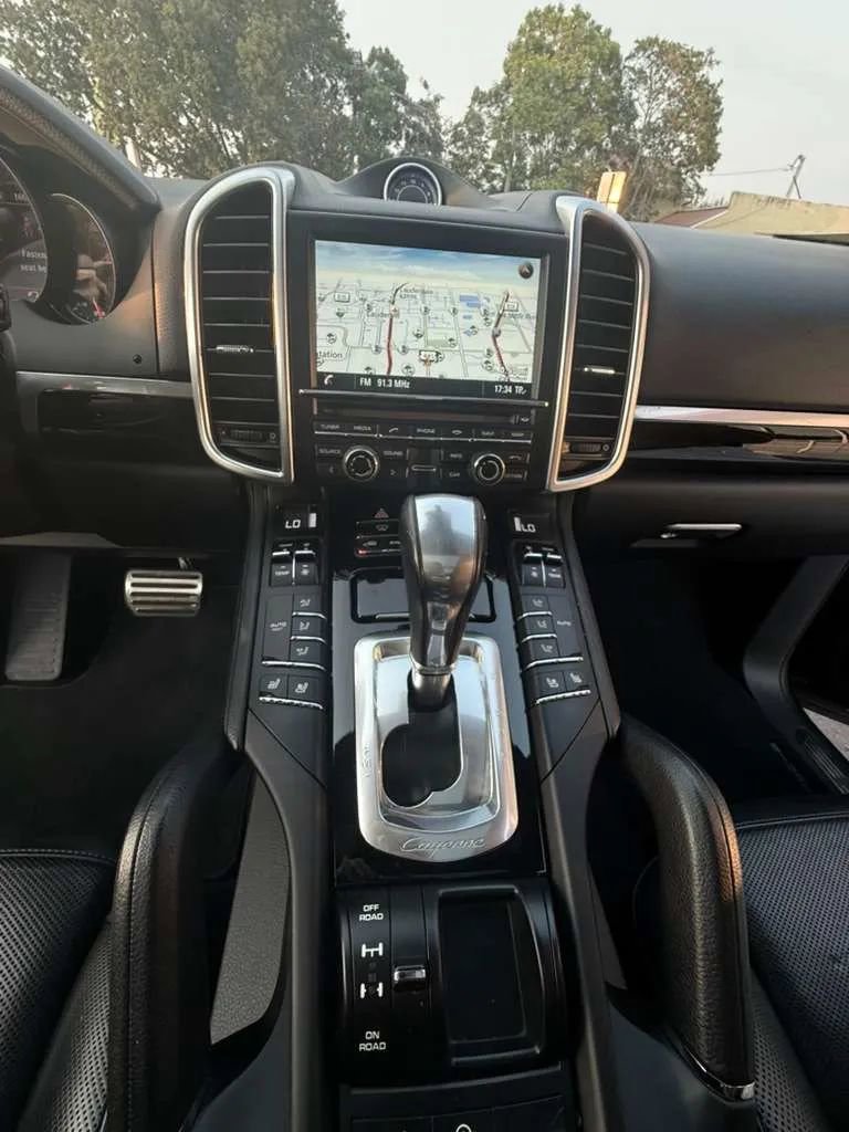 Used 2016 Porsche Cayenne Turbo S Sport Utility 4D w/ Premium Plus Package AWD/4WD image 21