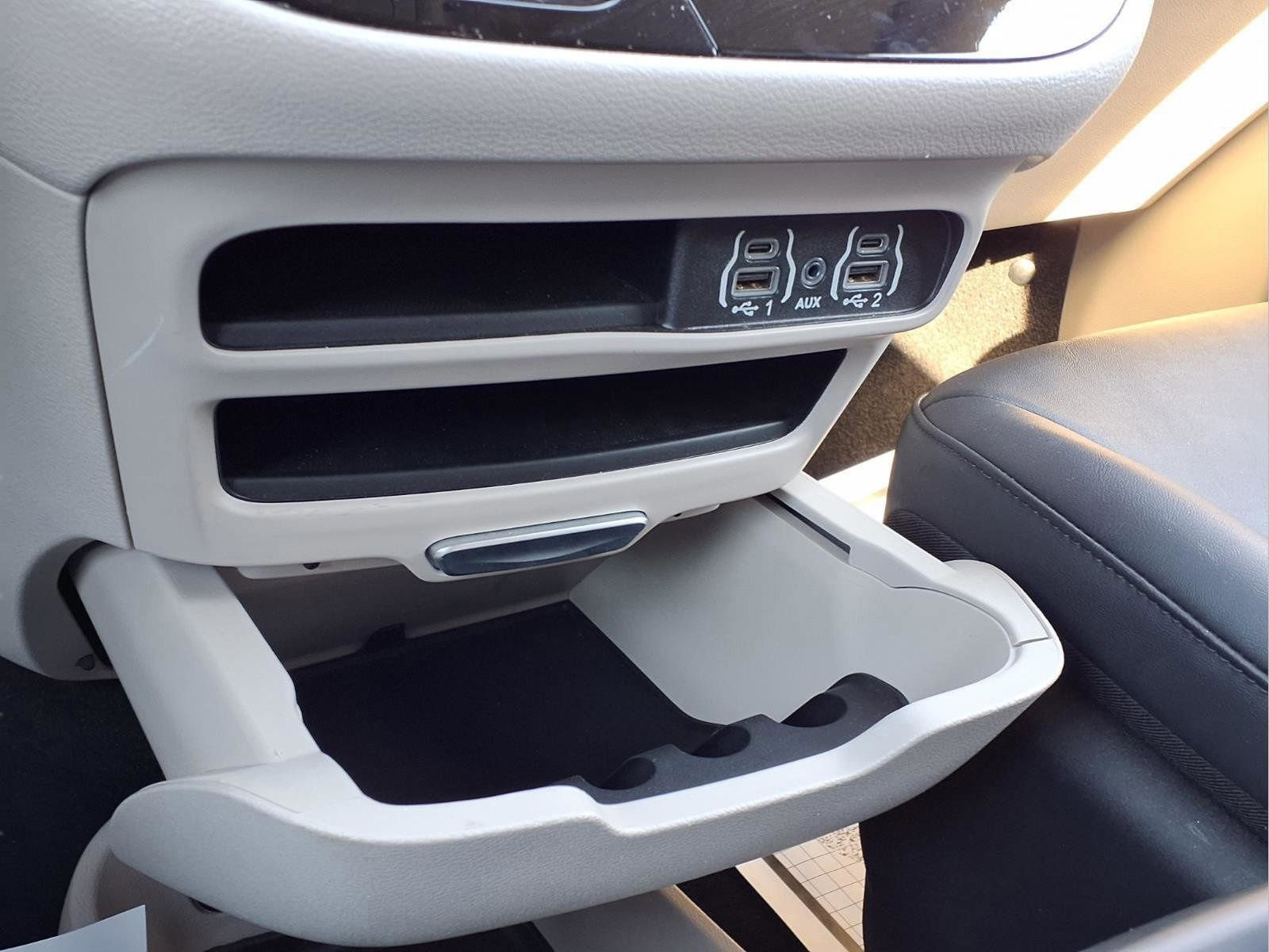 Used 2024 Chrysler Pacifica Touring-L image 9