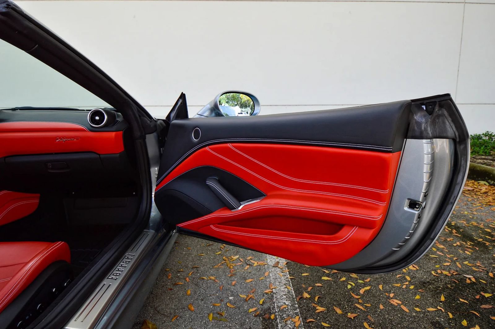 Used 2015 Ferrari California T RWD image 41