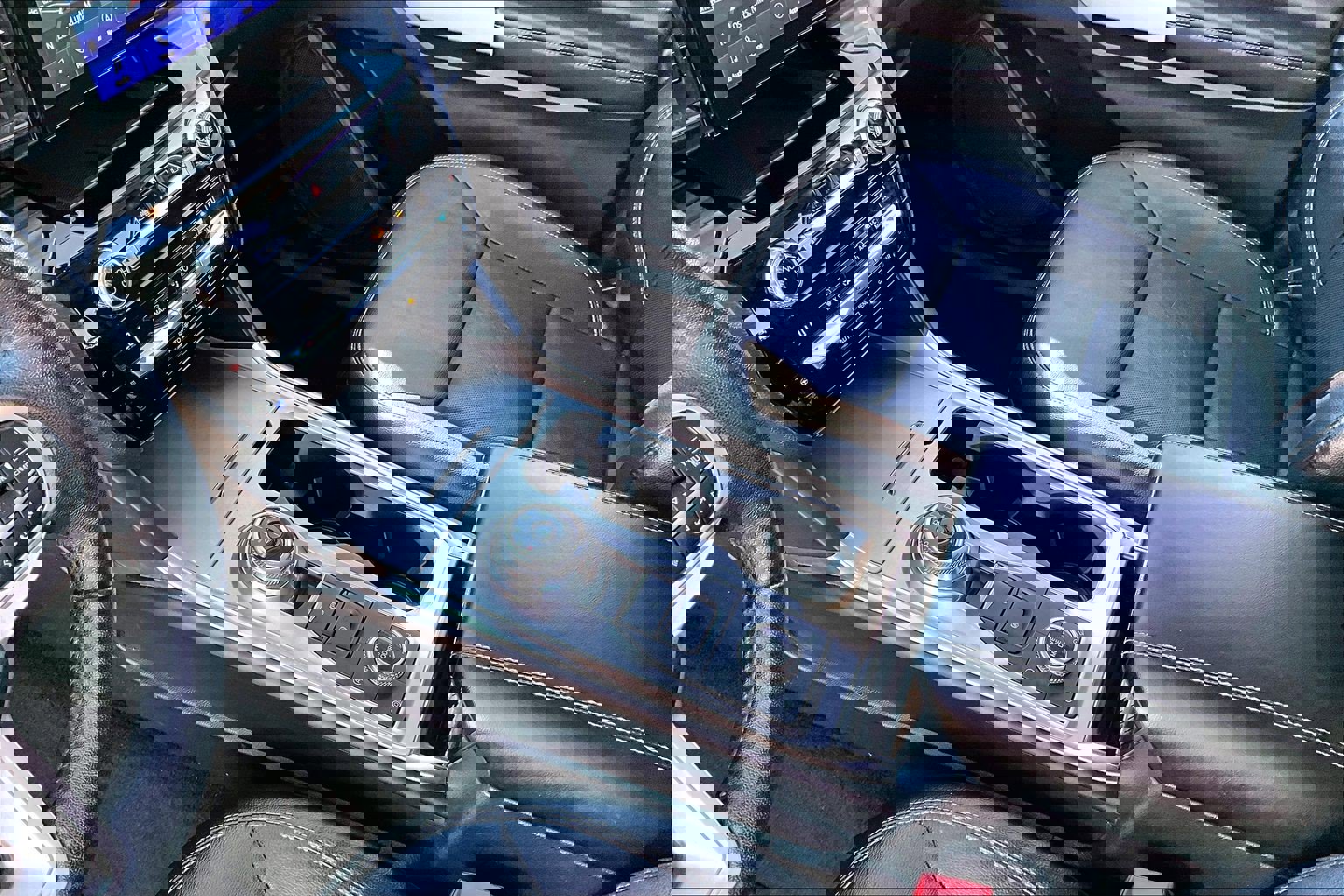 Used 2021 Ford Explorer Limited w/ Equipment Group 301A image 18